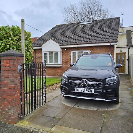 Bespoke Bungalow Salford Quays - Garden, Wifi And Parking Villa Manchester Exterior photo